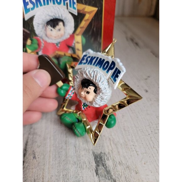 Carlton Cards Eskimo Pie North pole treat ornament Xmas - Picture 2 of 6